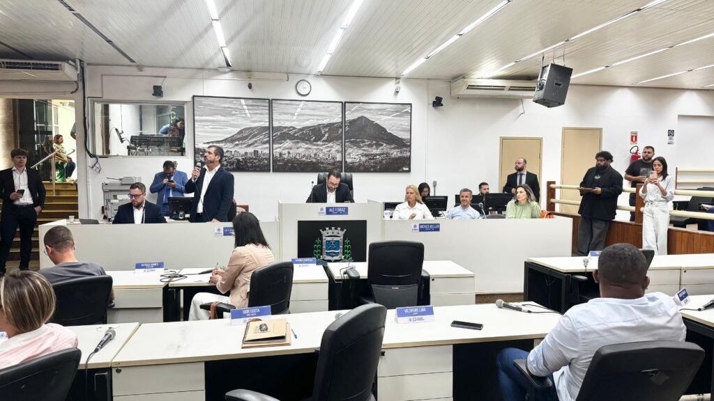 Águas de Valadares presta contas na Câmara e justifica falta d'água em diversos bairros 