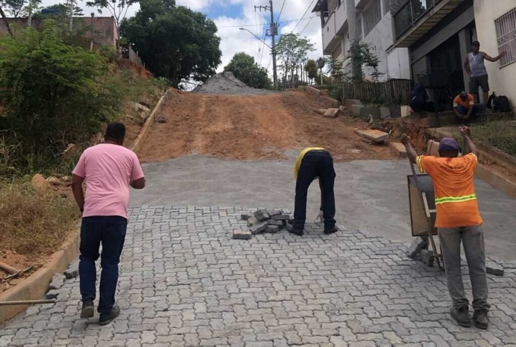 Nova Vila Bretas recebe calçamento na rua Galápagos