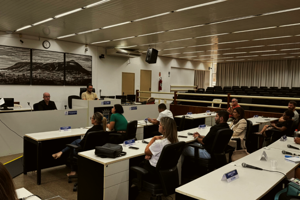 Projeto incentiva estudantes de Valadares a participar da política do município