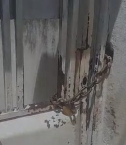 Menino de 3 anos é encontrado sozinho em casa após PM de folga ouvir gritos de socorro, em Governador Valadares