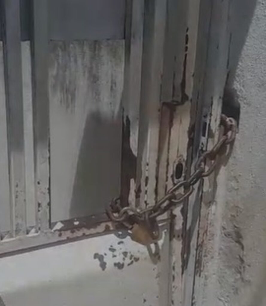 Menino de 3 anos é encontrado sozinho em casa após PM de folga ouvir gritos de socorro, em Governador Valadares